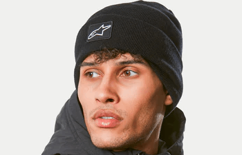 Człowiek w czapce zimowej Alpinestars